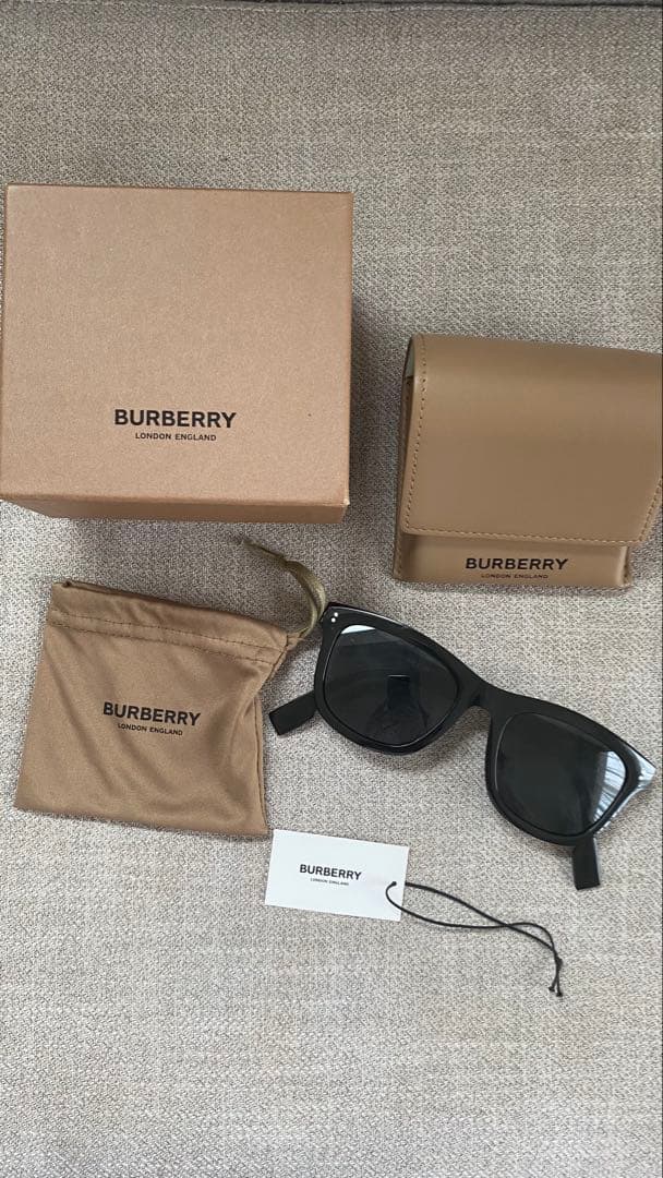 BURBERRY ブラックサングラス ケース付き