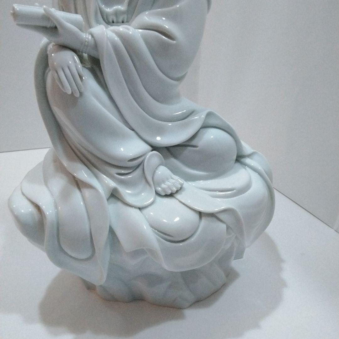 樋渡陶六作　岩座観音　白磁彫　銘窯　肥蝶山　日本工芸会正会員