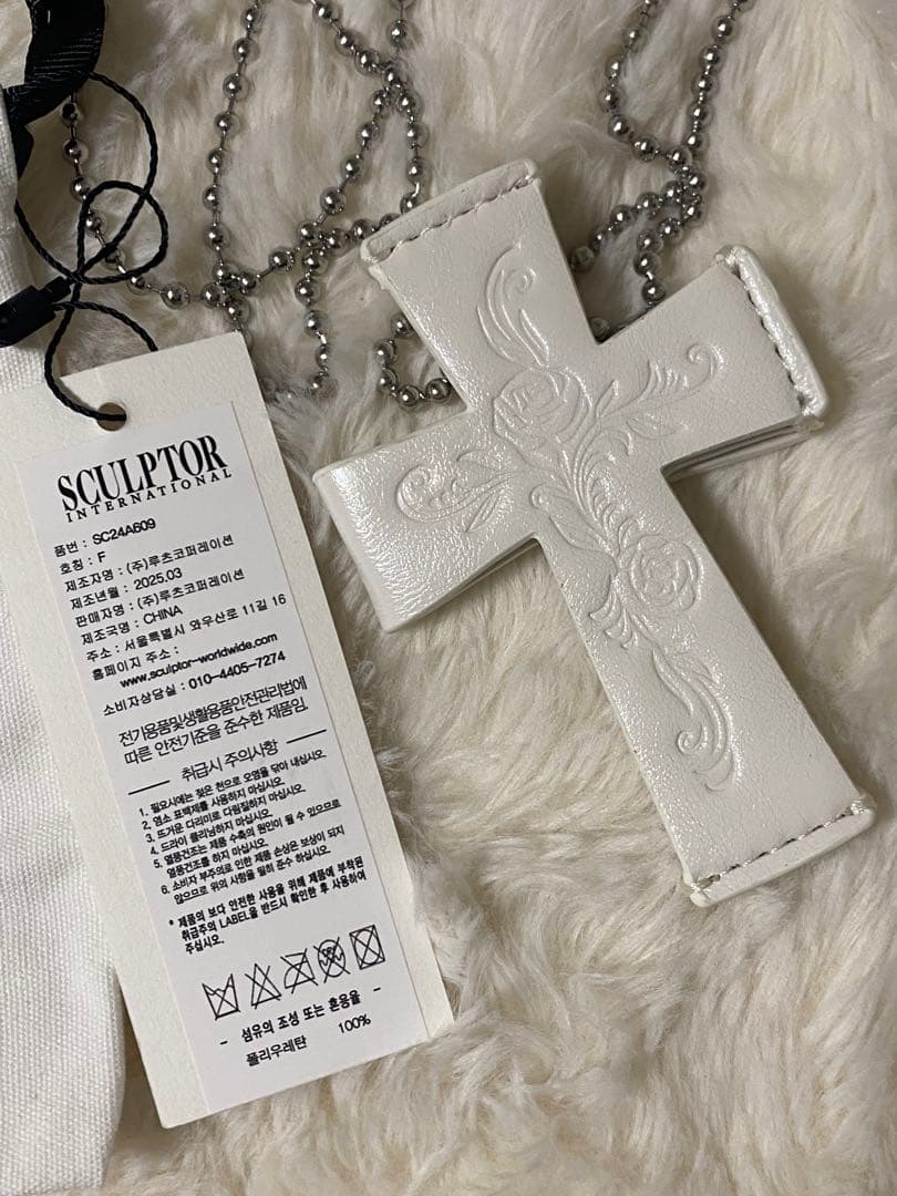 SCULPTOR ホワイト クロスネックレス