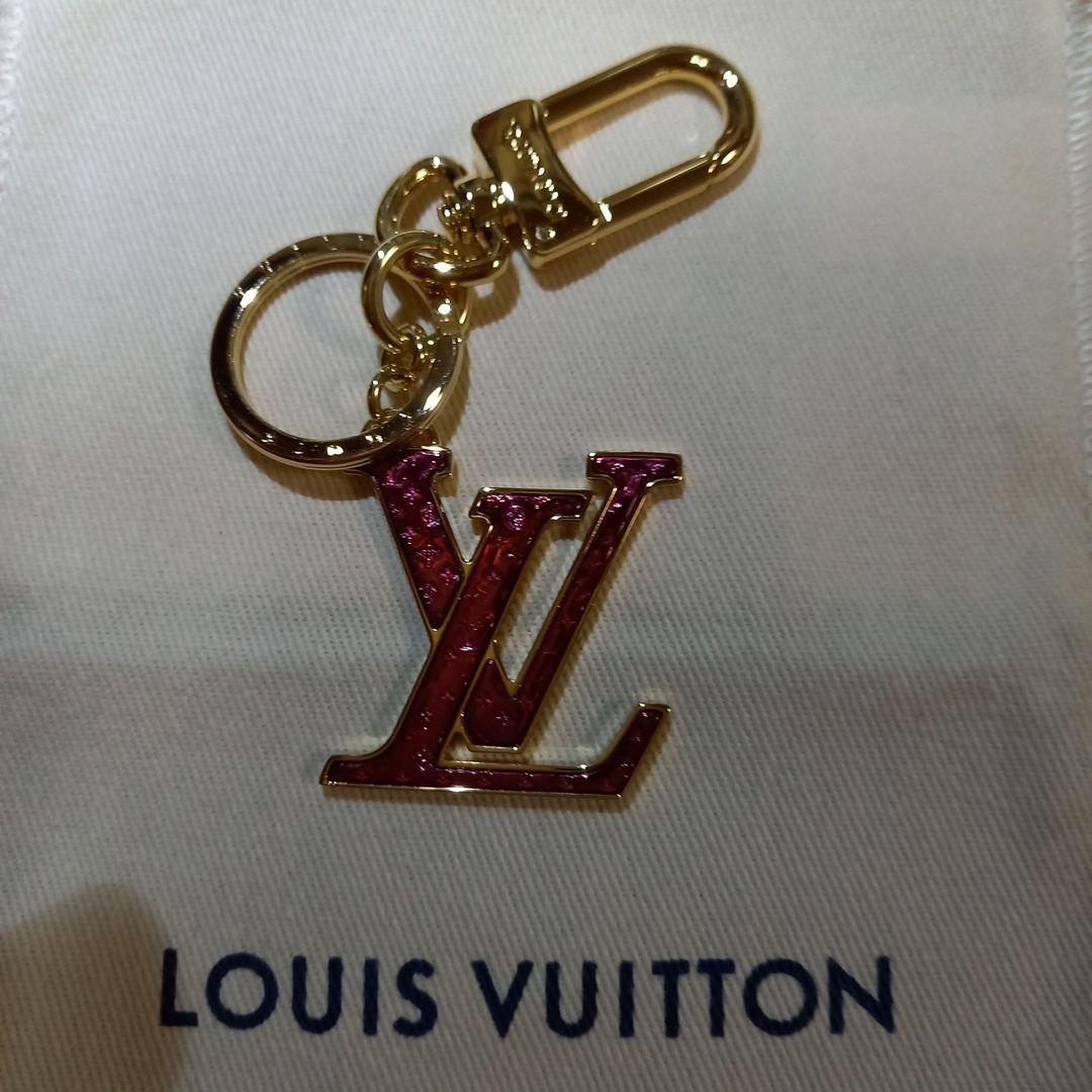 ルイヴィトン、ポルトクレLVナノグラム赤色ナノグラムが刻印されてるレッドゴールド