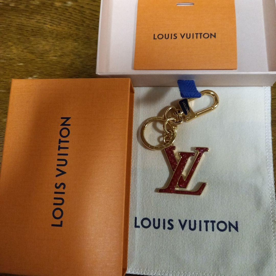 ルイヴィトン、ポルトクレLVナノグラム赤色ナノグラムが刻印されてるレッドゴールド