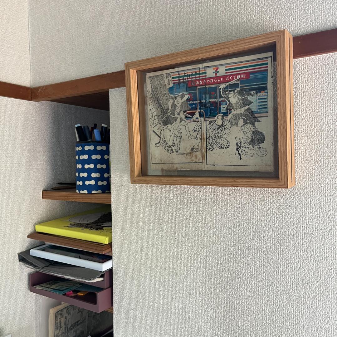 セブンイレブンを背景にした侍の戦いを描いた木版画!