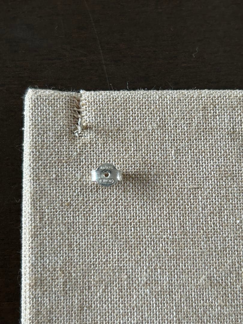 GUCCI シルバー ロゴスタッドピアス