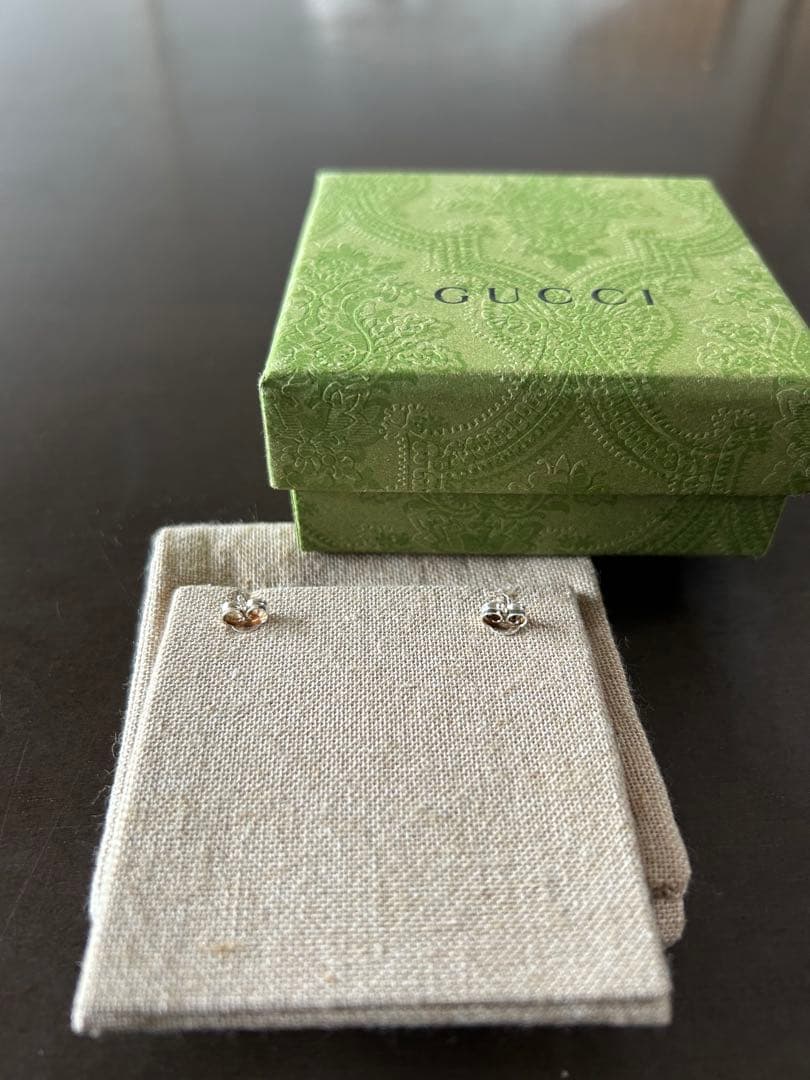 GUCCI シルバー ロゴスタッドピアス