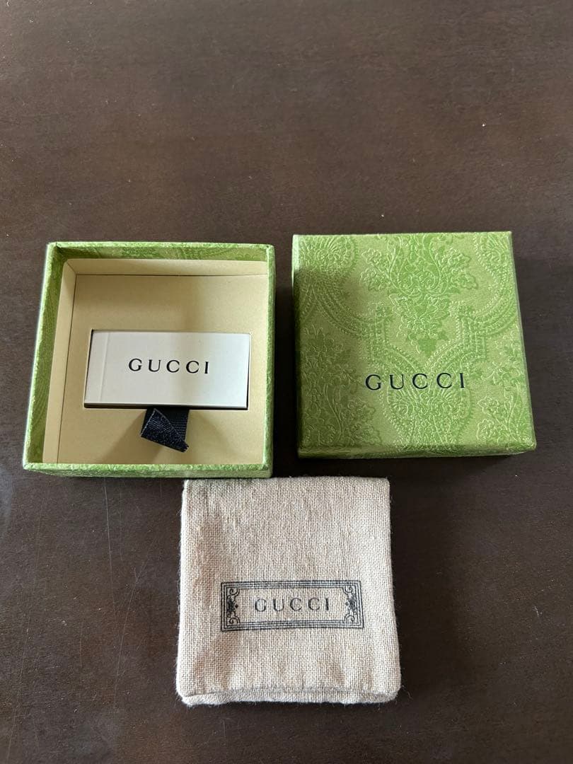 GUCCI シルバー ロゴスタッドピアス