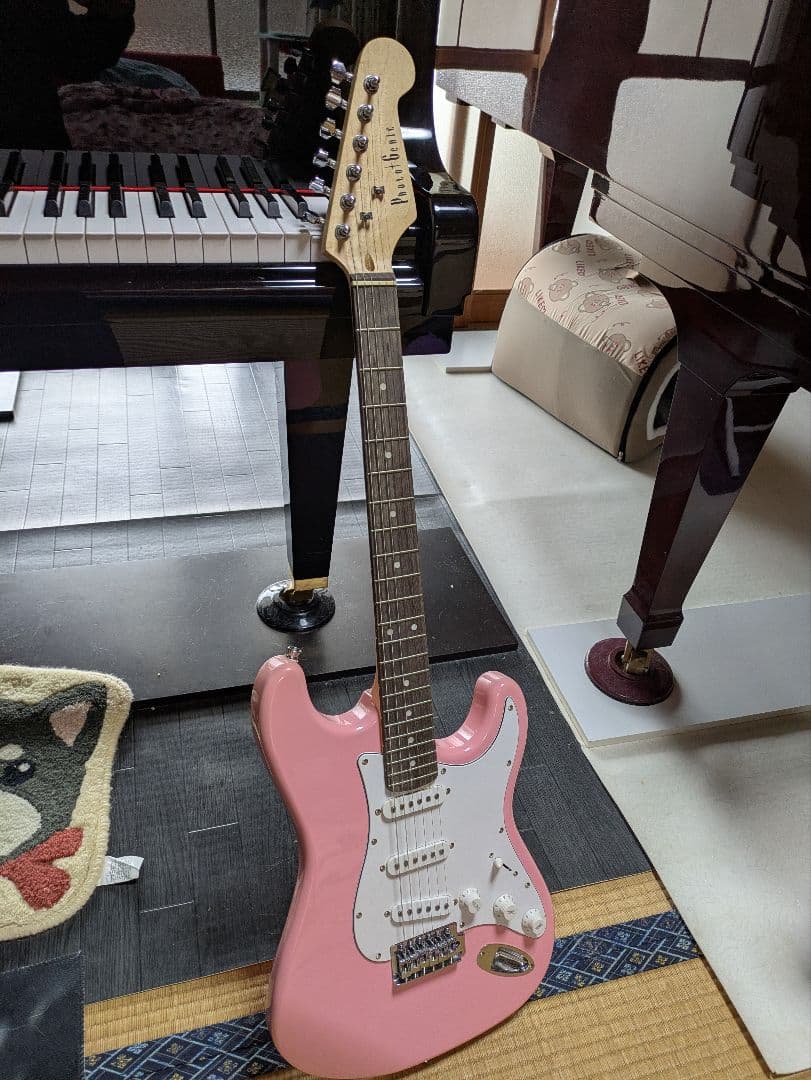 フォトジェニック　エレキギター　ピンク　ストラトキャスタータイプ