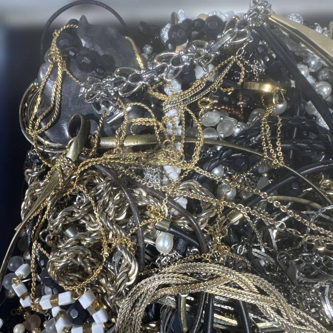 2968★昔のアクセサリー　大量まとめ売り★ケース込み約3.7kg★整理品　遺品