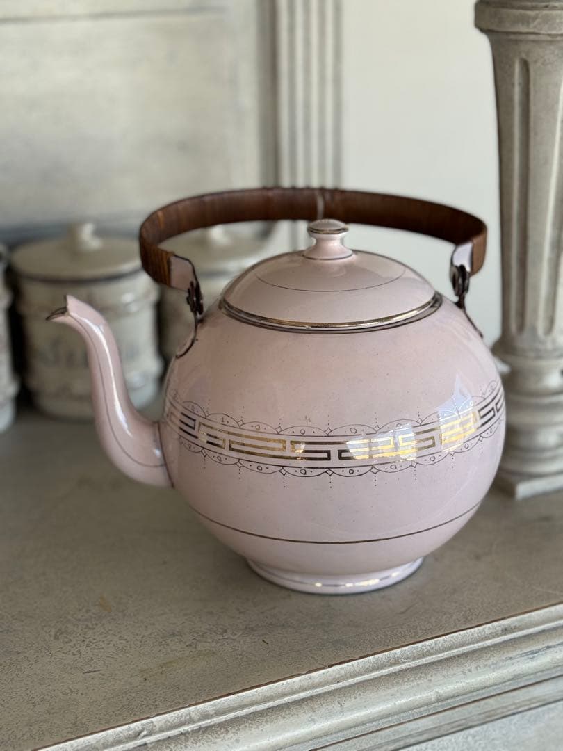 フランスアンティークホーローピンクのギリシャ模様のケトルやかん