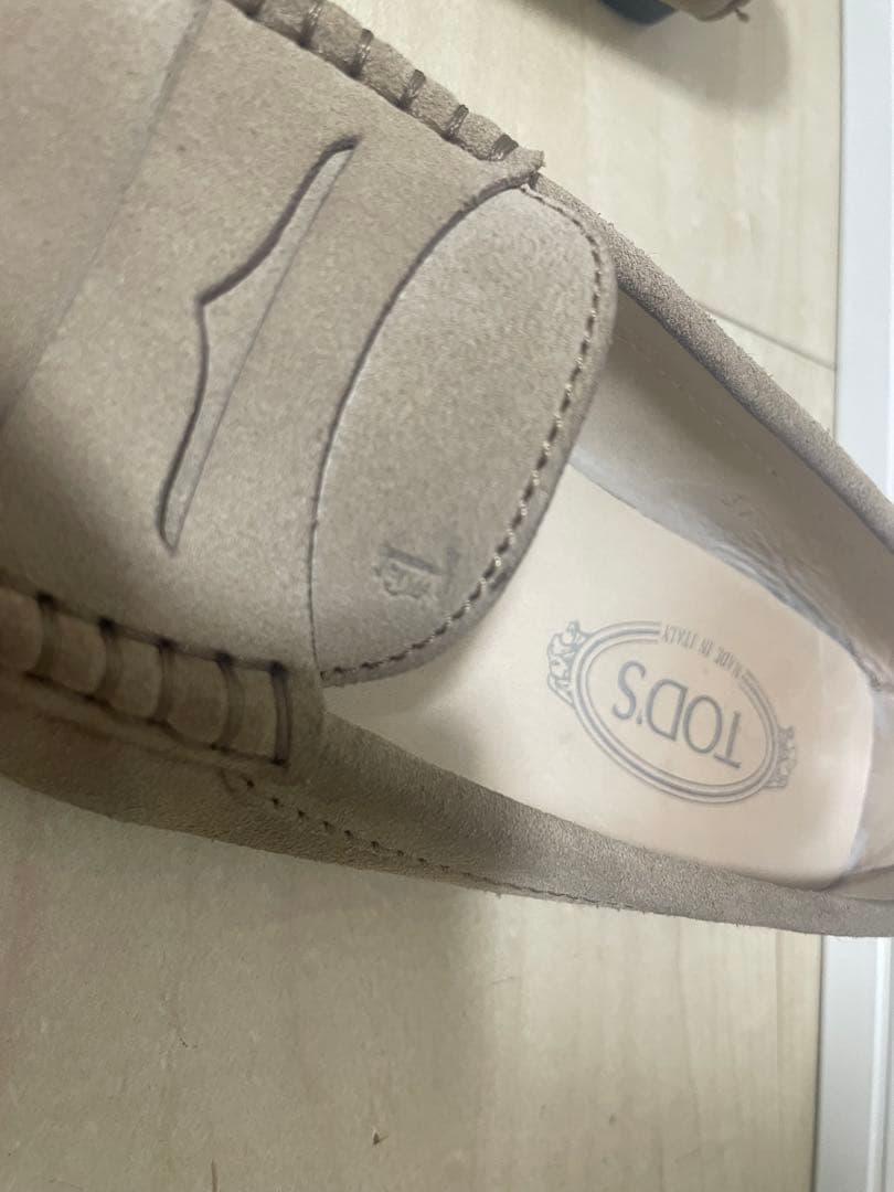 TOD'S ベージュ ローファー スウェード