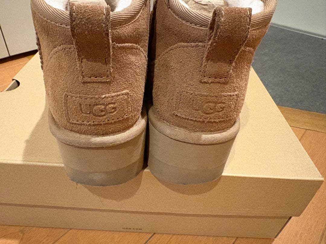UGGブラウン厚底ショートブーツ
