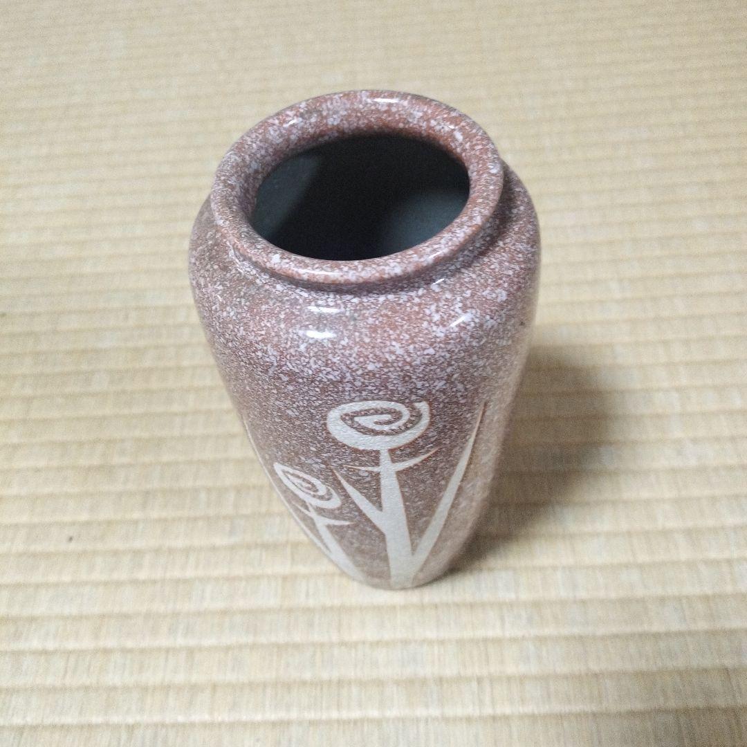 茶色の花瓶 陶器製 花の模様