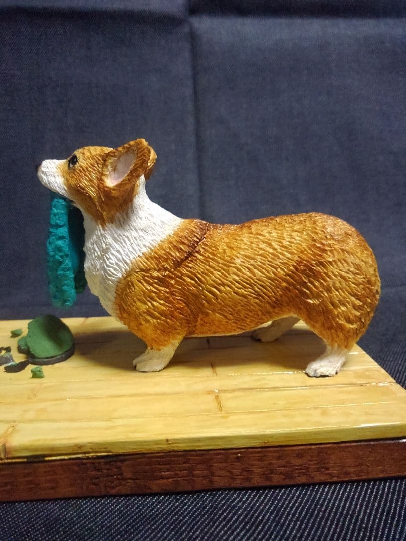 木彫りのコーギー