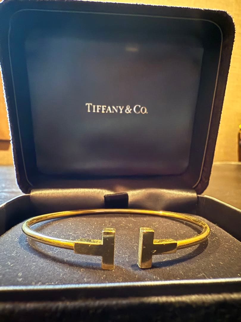 Tiffany & Co. 公式Tナローワイヤーブレスレット　イエローゴールド