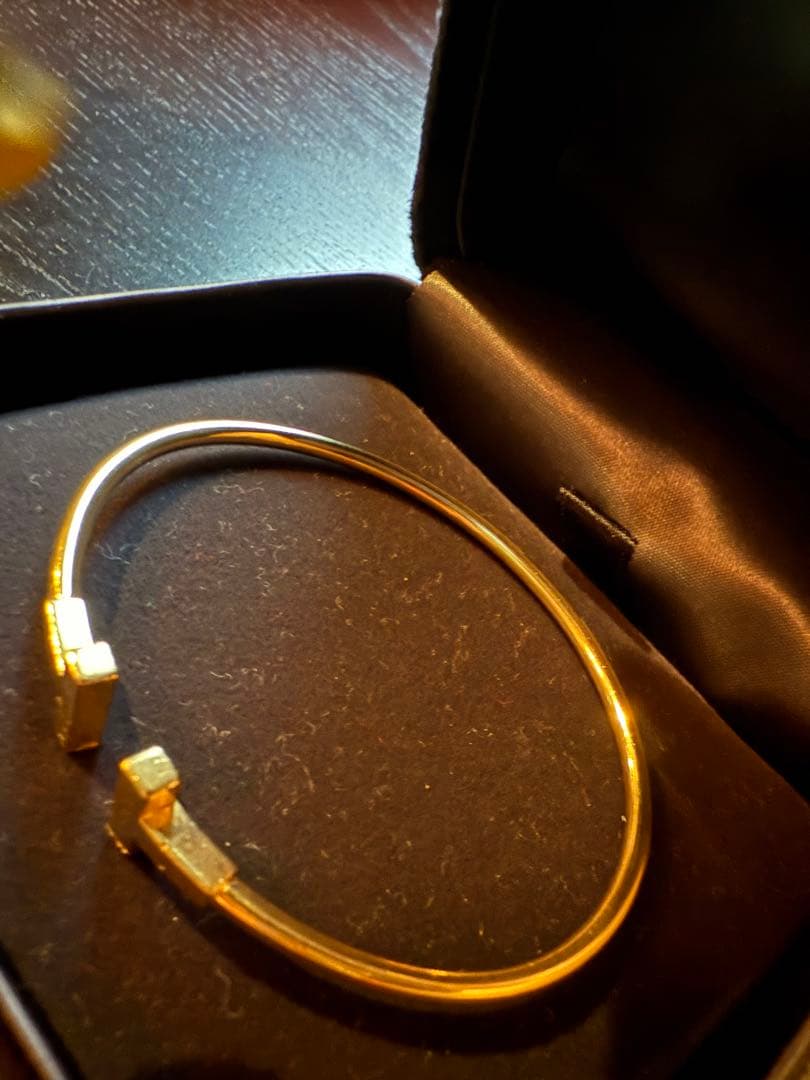 Tiffany & Co. 公式Tナローワイヤーブレスレット　イエローゴールド