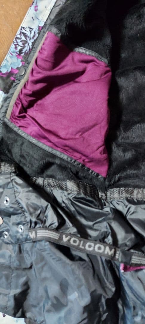 美品　VOLCOM　スノーボードウェア 上下セット