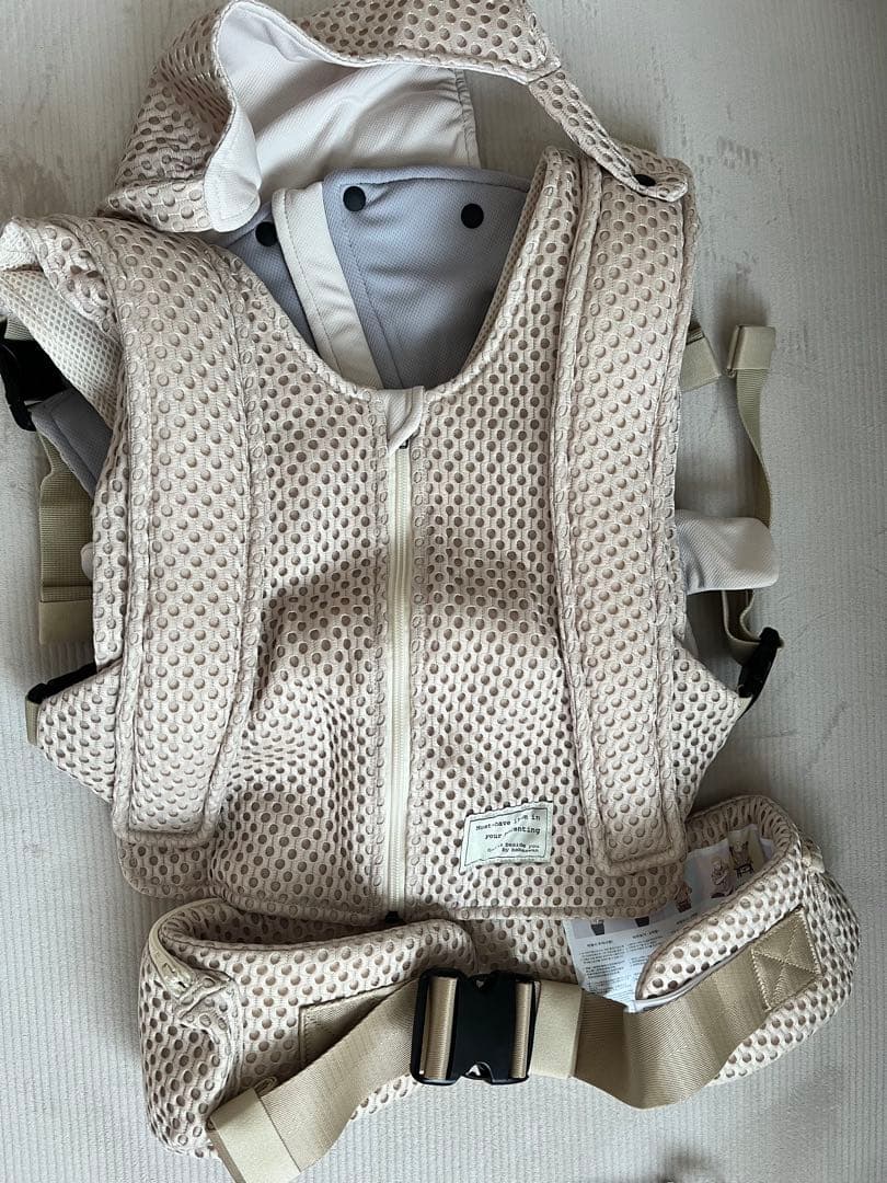 【試着のみ・美品】bebe swan 抱っこ紐 サンドベージュ　タグ付き