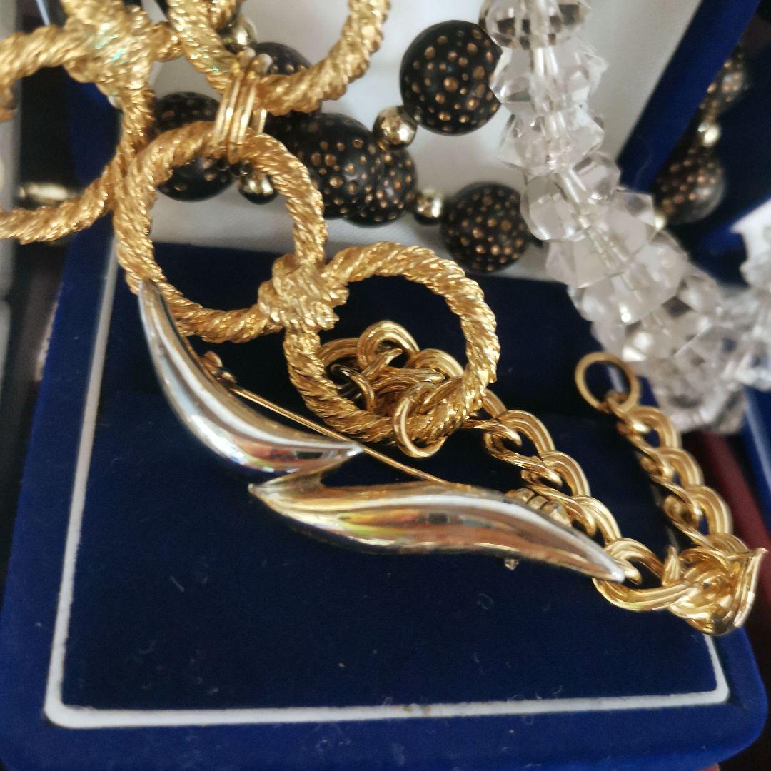 遺品整理 大量アクセサリー 刻印 指輪 金色 喜平 天然石 ブローチ