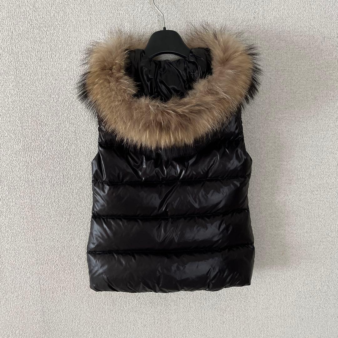 DUVETICAデュベティカ黒 ダウンベスト38 サイズ　ラクーンリアルファー