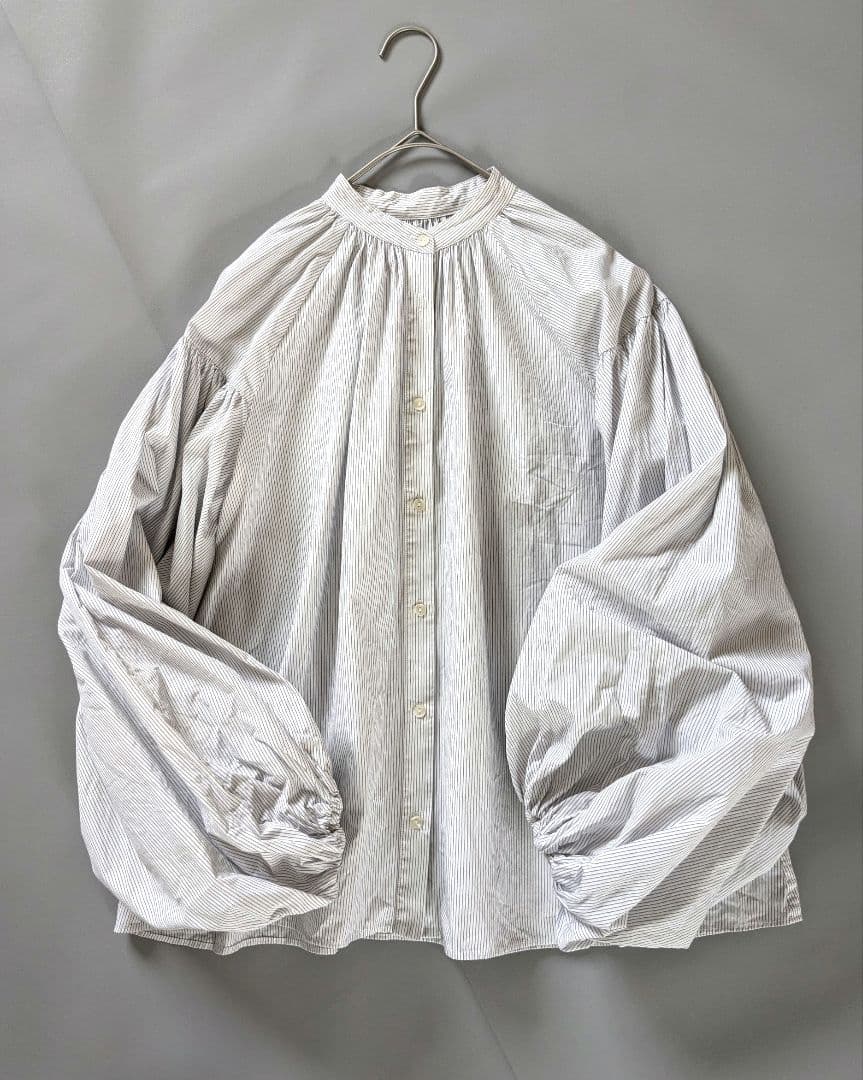 エトレトウキョウ　バルーン袖ブラウス　バンドカラー　細ストライプ　ネイビー