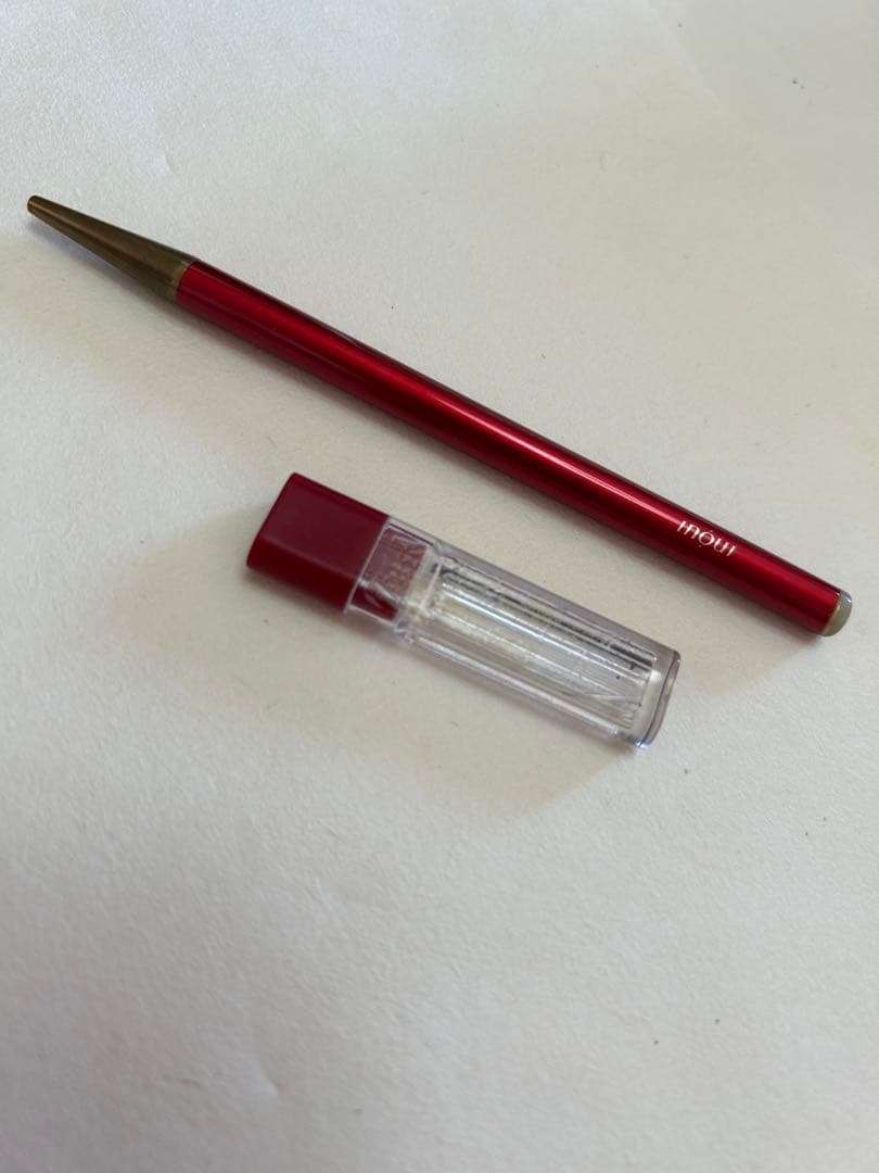 赤いアイブロウペンシル