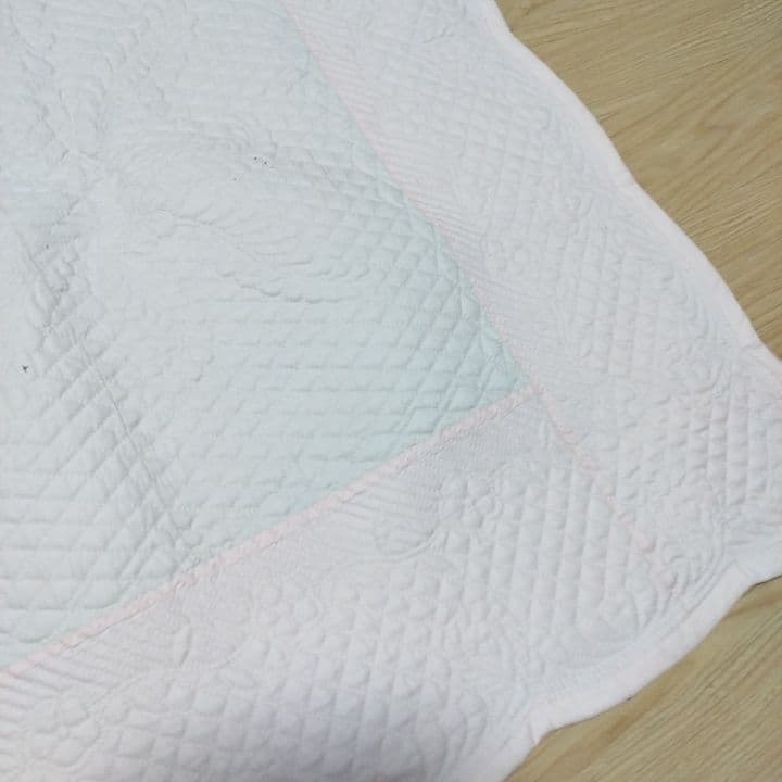 淡いピンクの布も使ったホワイトキルト