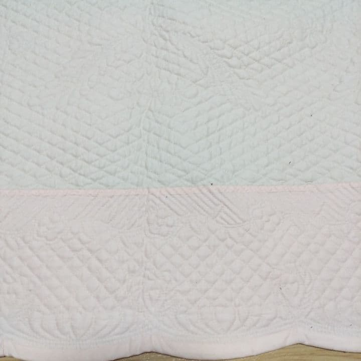 淡いピンクの布も使ったホワイトキルト