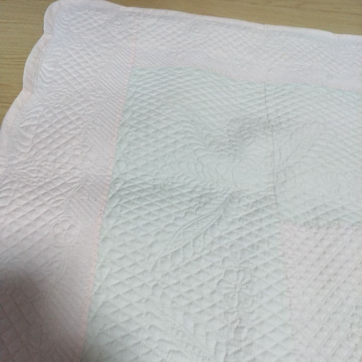 淡いピンクの布も使ったホワイトキルト