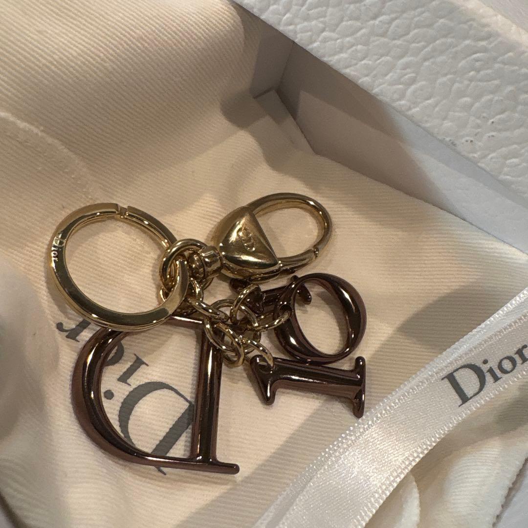 Dior ロゴチャーム　箱保存袋リボン付き　新品未使用　キーホルダー