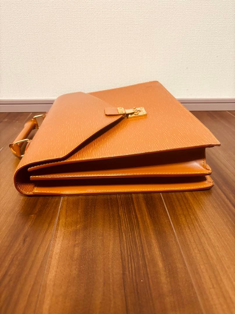 ■ルイ ヴィトン■ エピ セルヴィエット・アンバサダー ビジネスバック