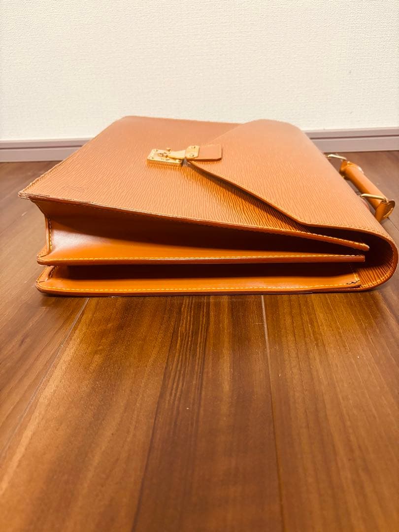 ■ルイ ヴィトン■ エピ セルヴィエット・アンバサダー ビジネスバック