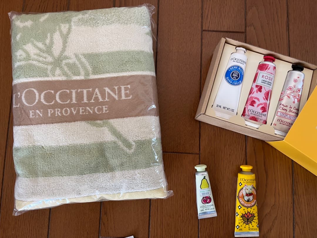 ロクシタンのセット　バスタオル　招き猫　ハンドクリーム　ローズ＆シア　おまけ付き