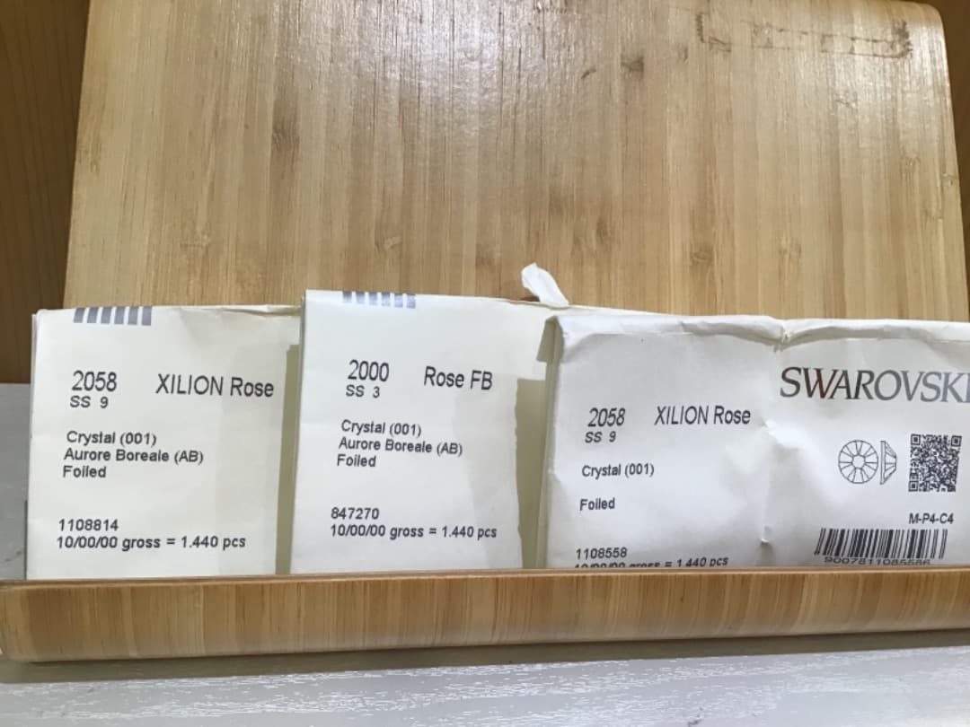 150種類以上SWAROVSKI スワロフスキー クリスタル ネイルパーツ