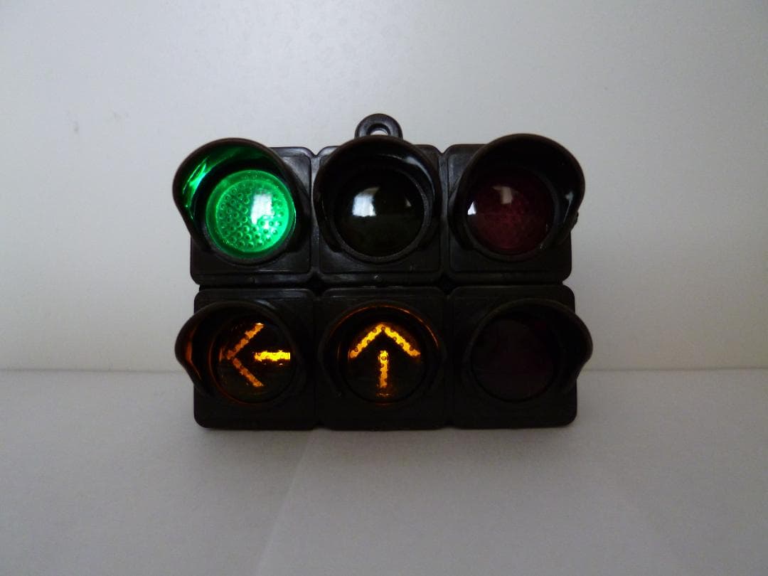 本物志向改造　信号機ガチャ（車両灯器　路面電車用「←↑×」３灯）