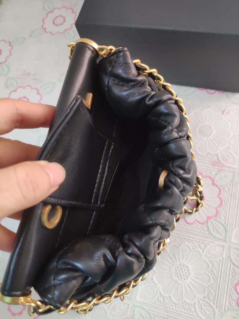 キルティング　ショルダーバッグ マルチカラーチャーム付 黒