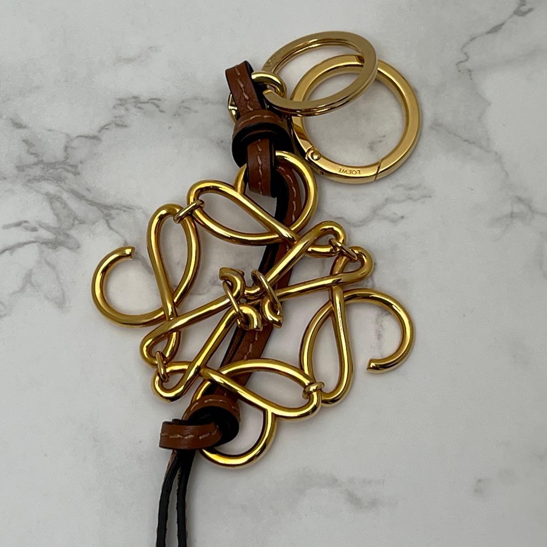 ロエベ アナグラム チャーム (カーフ) チャーム ゴールド/タン LOEWE