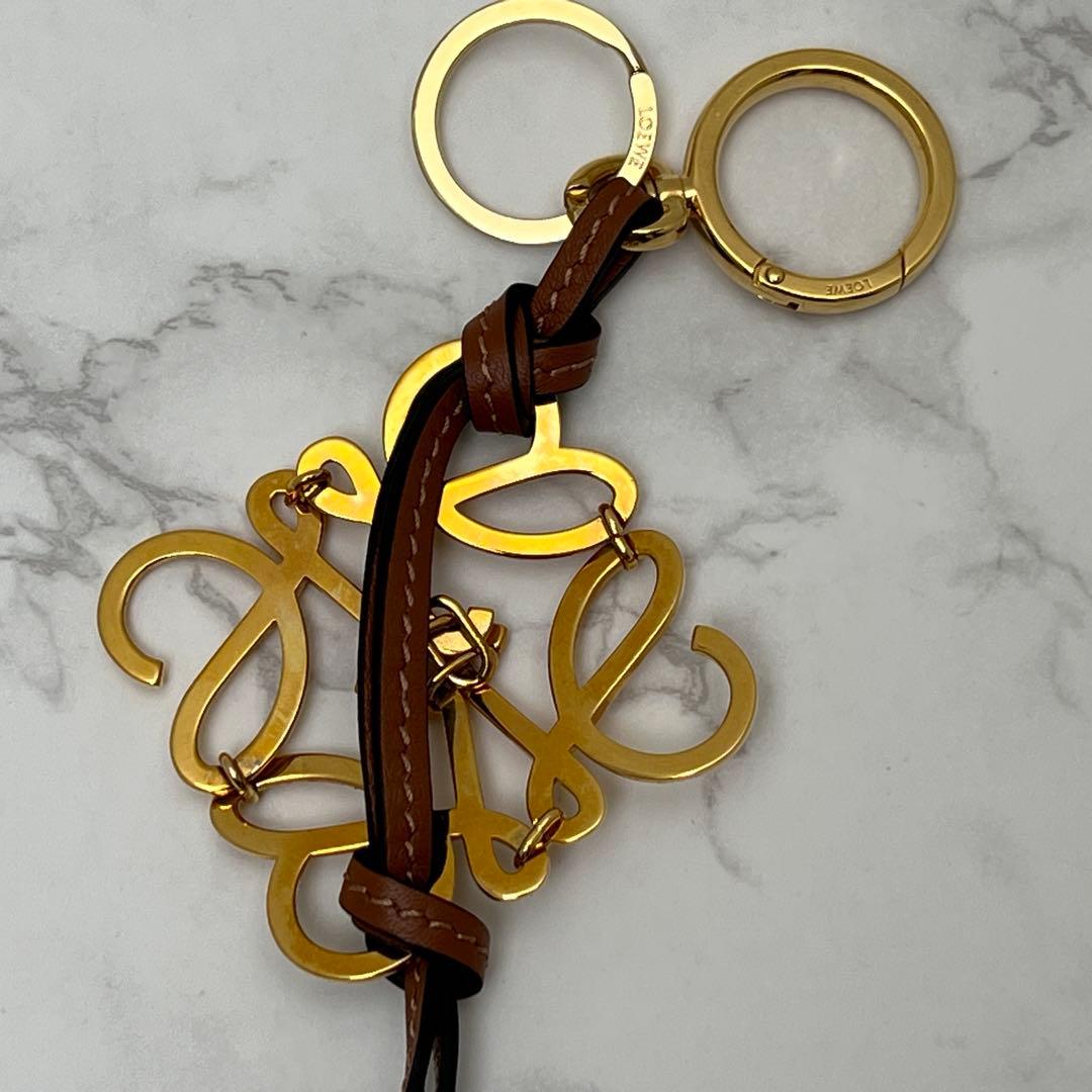 ロエベ アナグラム チャーム (カーフ) チャーム ゴールド/タン LOEWE