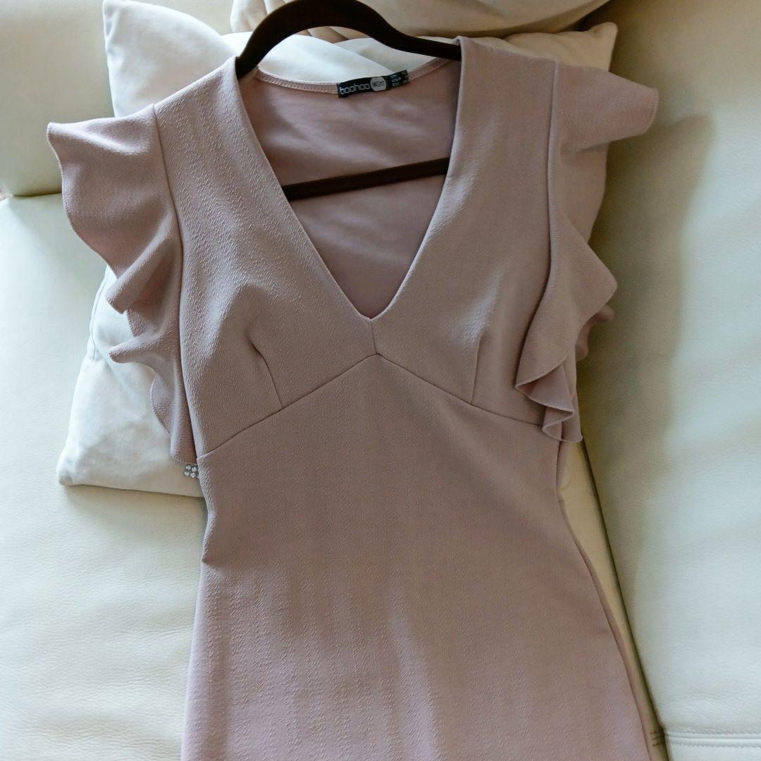 boohoo ブーフー　ベージュピンク　フリル袖　ストレッチ　ミモレ丈ワンピース