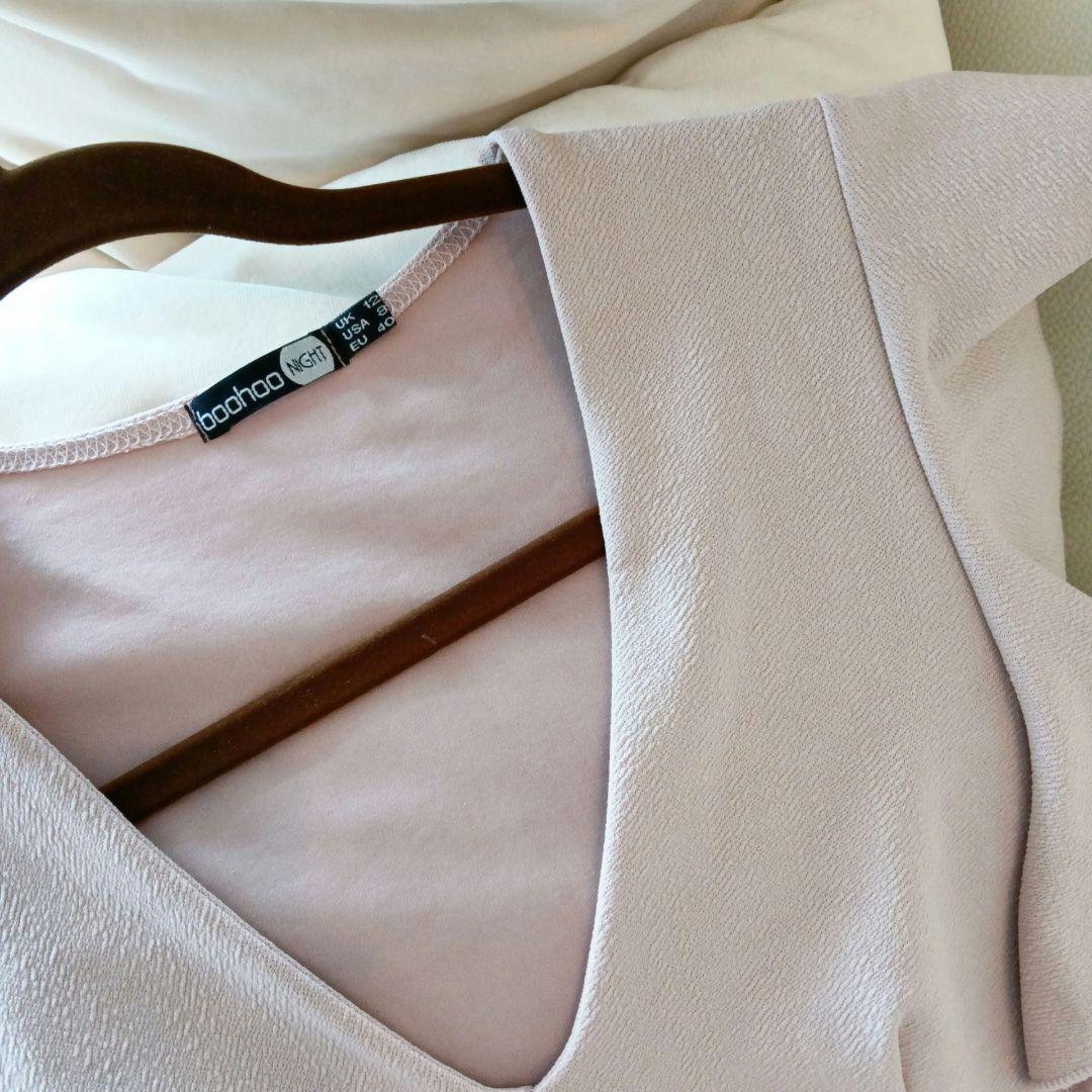 boohoo ブーフー　ベージュピンク　フリル袖　ストレッチ　ミモレ丈ワンピース