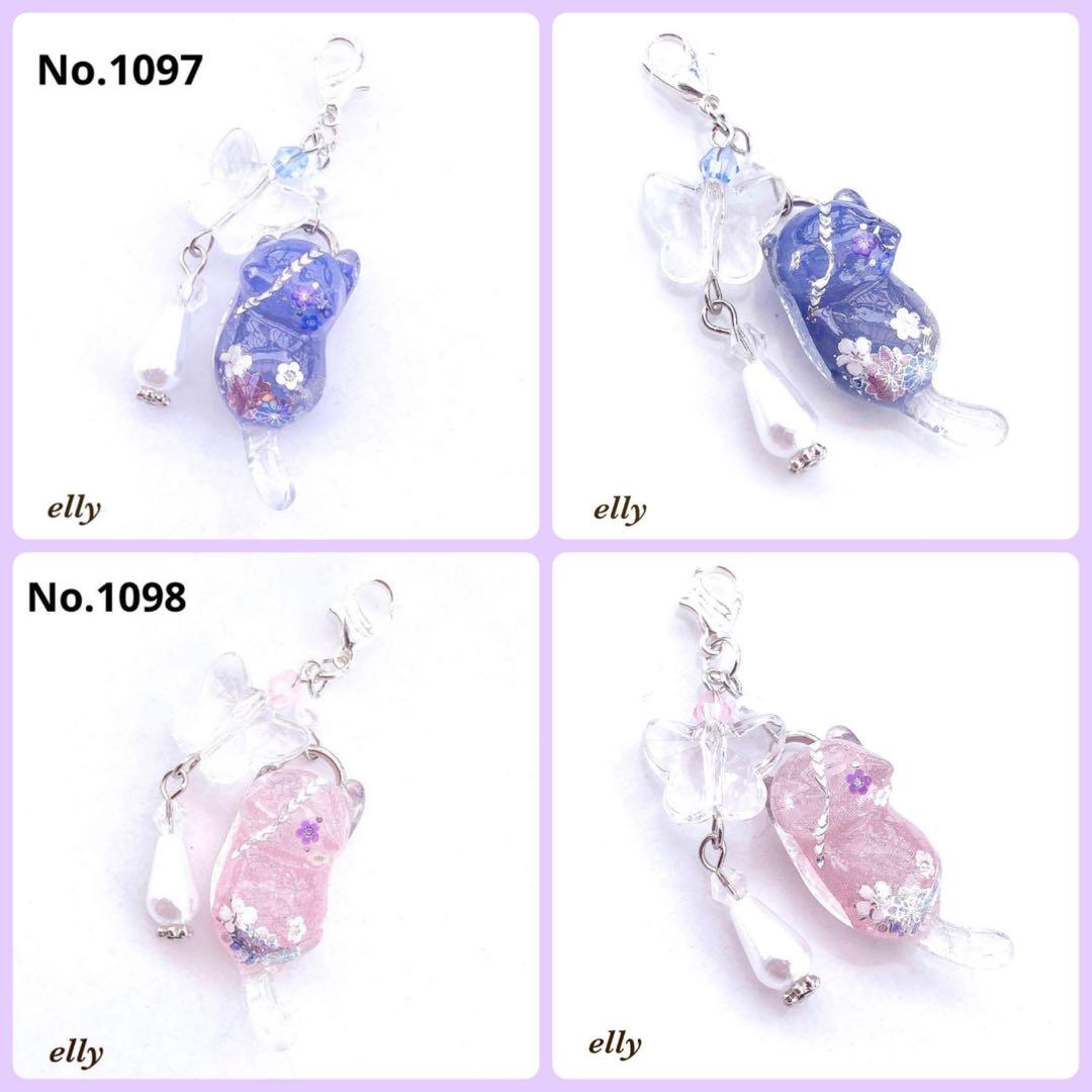 【みゆママ様】1087.天然石　ファントムクォーツ　和柄　じゃれ猫　レジン　根付