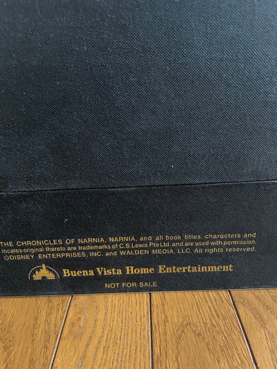 ナルニア国物語　世界に100個　シリアルナンバー付き衣装ダンス