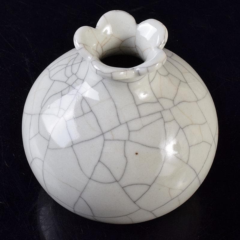 中国　大清乾隆年製款　哥窯　白磁　金糸鉄線　氷裂文　花口瓶　M　8020E