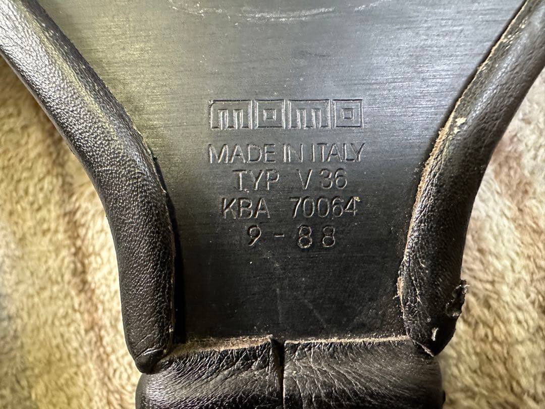 当時モノ！MOMO社製V36ガングリップステアリング！黒革