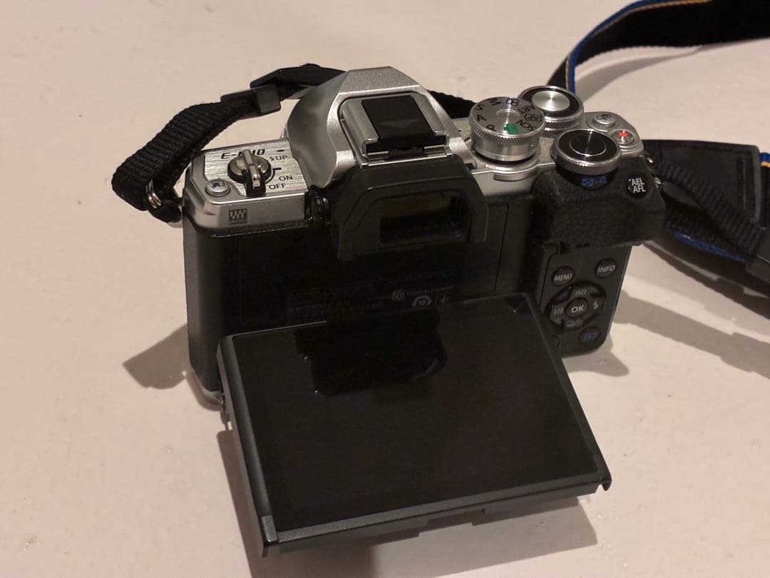 OLYMPUS OM-D E-M10 Mark IV シルバー