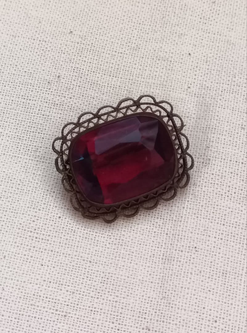 マ*ニ様 アンティーク　深い赤のガラスのブローチ　　ヴィンテージ