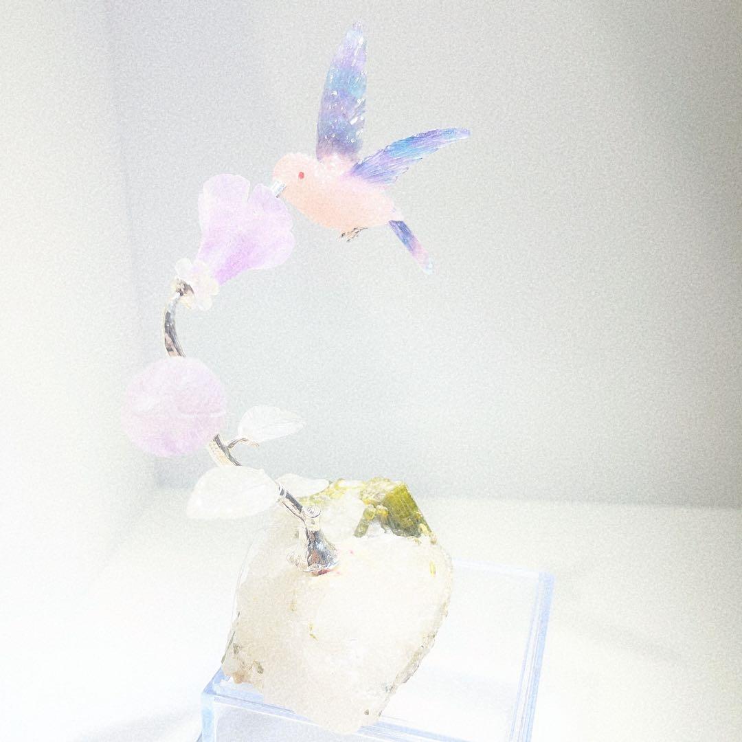 ハチドリ 紫の花付きグリーントルマリン台座ブラジル産NO25-.2366