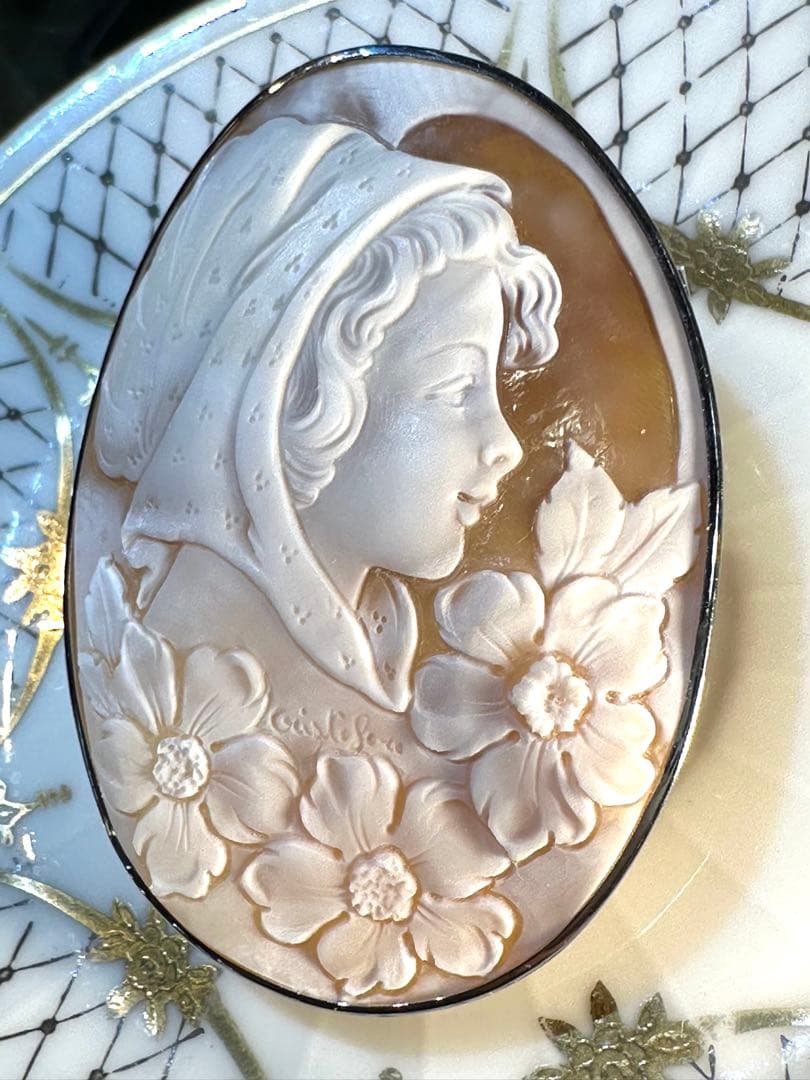 K18WGシェルカメオブローチペンダントトップ兼用 作家名あり 縦67横48