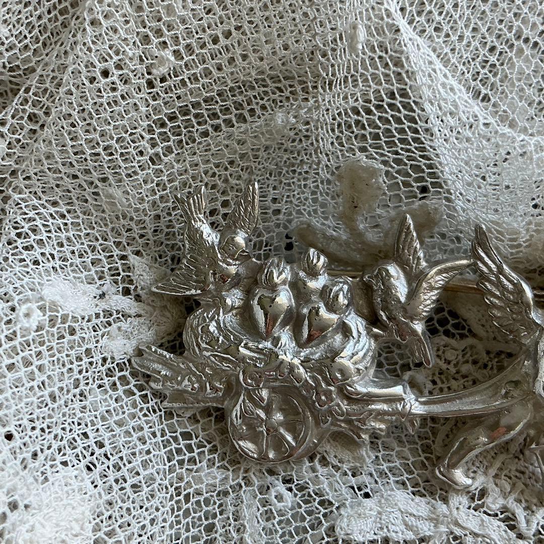 フランスアンティーク　天使と小鳥のブローチ　シルバープレート　ドールさんにも♡