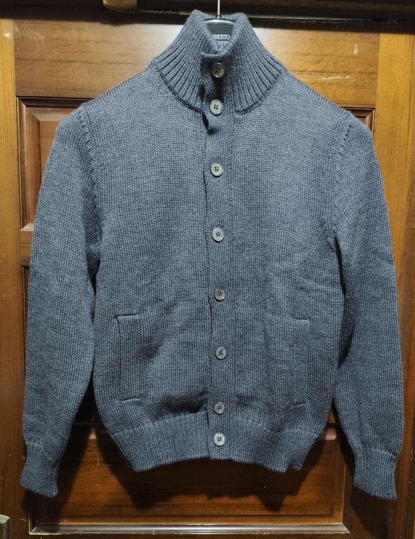 ザノーネ　グレー ボタン付きカーディガン