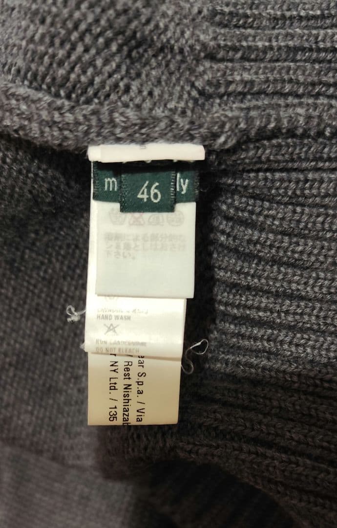 ザノーネ　グレー ボタン付きカーディガン