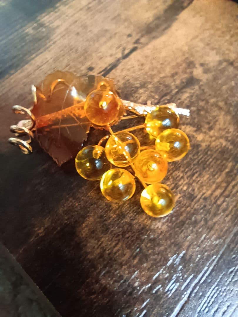 本鼈甲オレンジ色の葉とビーズのブローチ